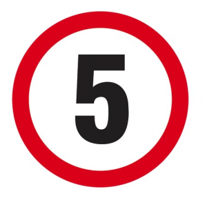 Znak na drogach wewnętrznych „Ograniczenie prędkości do 5 km/h”.